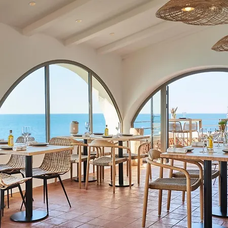 Les Roches Brunes Отель 4*